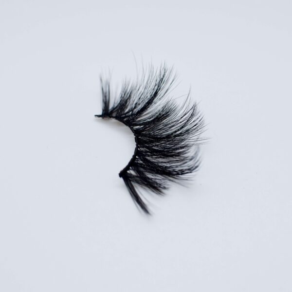 Desire Luxe Boutique: Beautiful, luxurious false eyelashes ; reusuable strip lashes; style: Desire Luxe